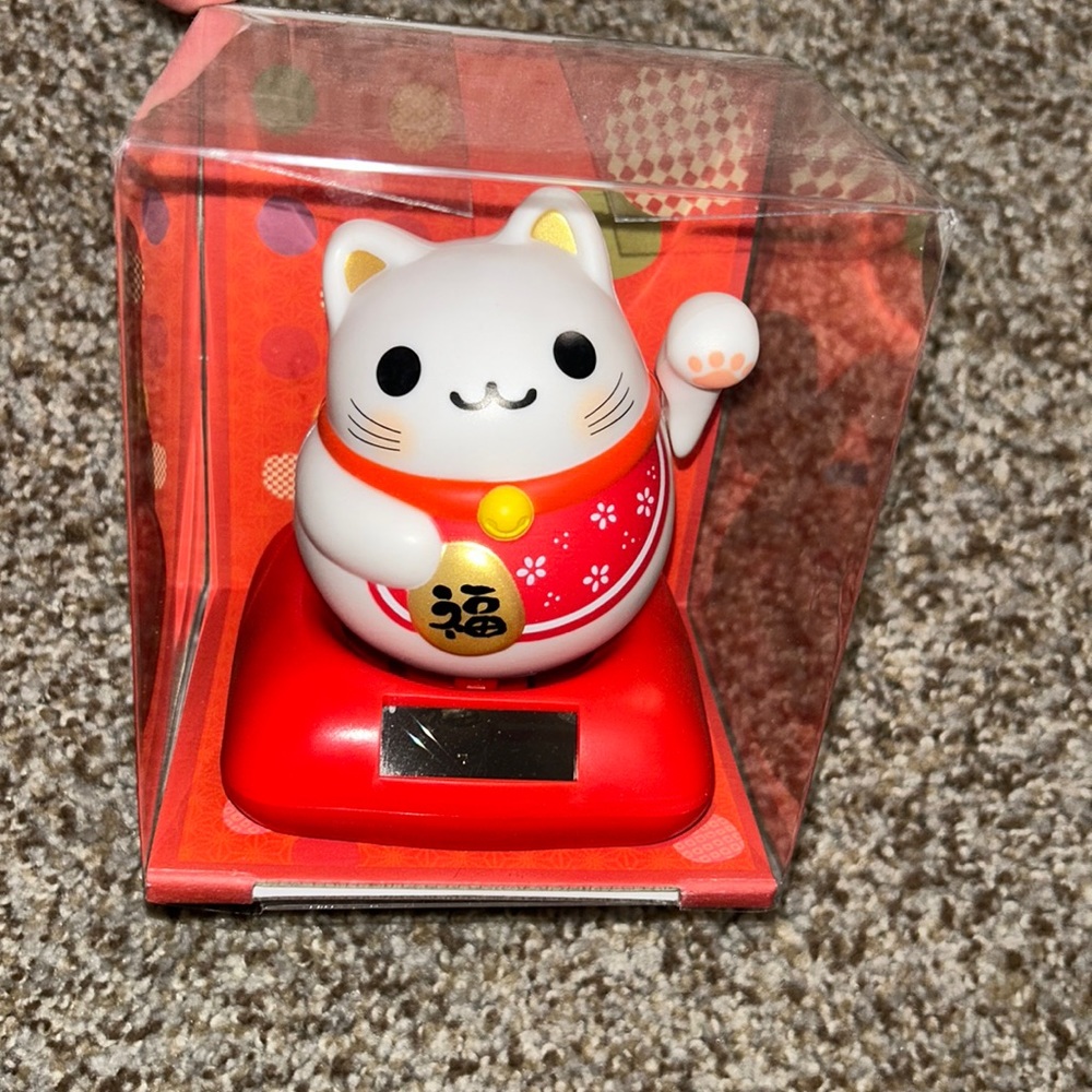 Brand New Solar Powered Maru Maru Happy Manekineko In Red